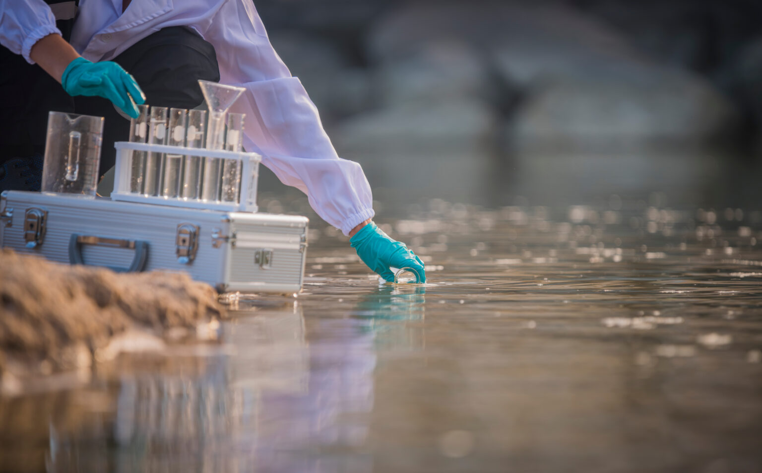 Analyse d’échantillons d’eau en laboratoire : bureau d’études eau ICPE INGETECH