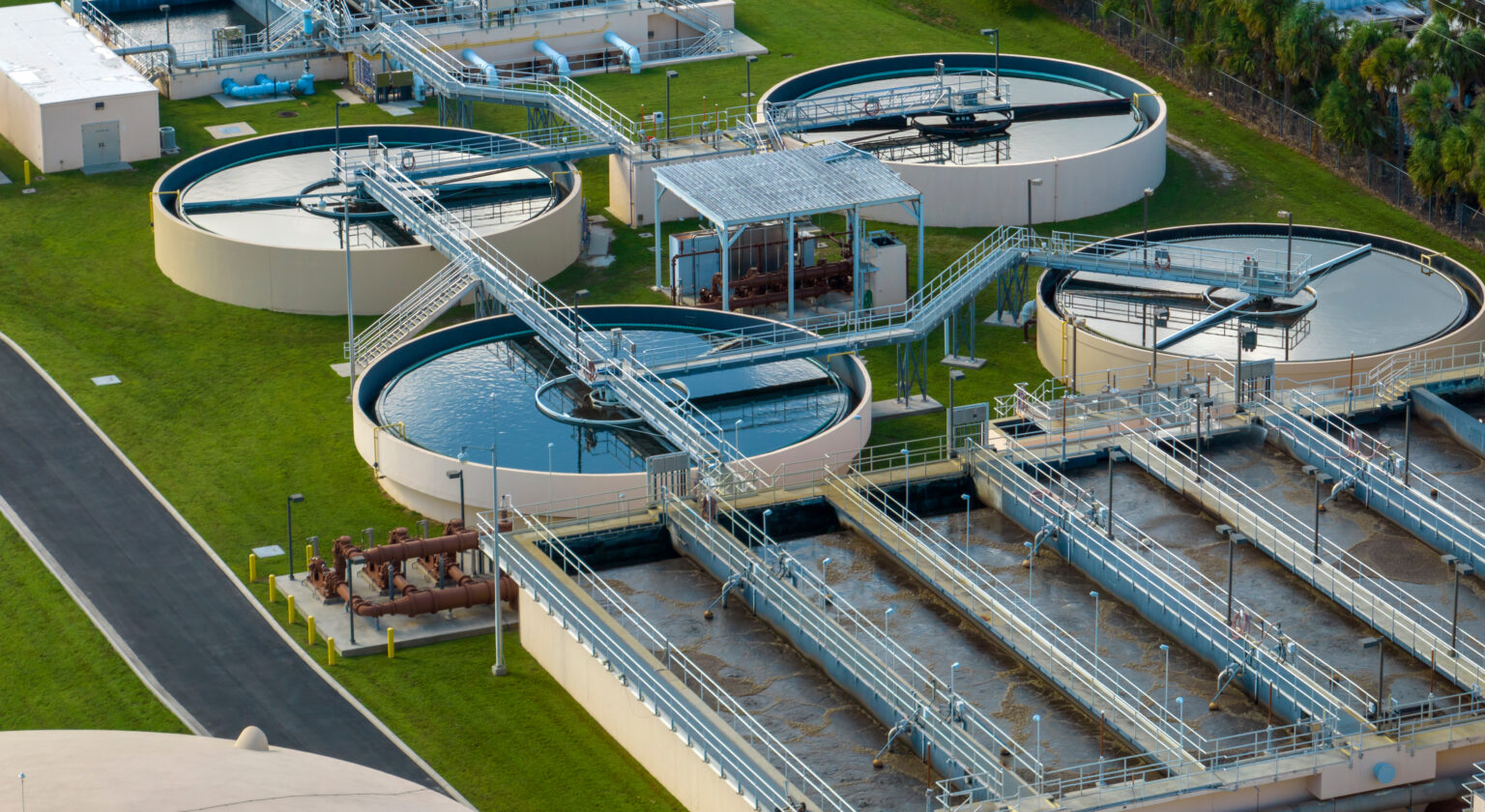 Étude hydraulique ICPE : vue aérienne d’ouvrages hydrauliques d’un site de traitement de l’eau