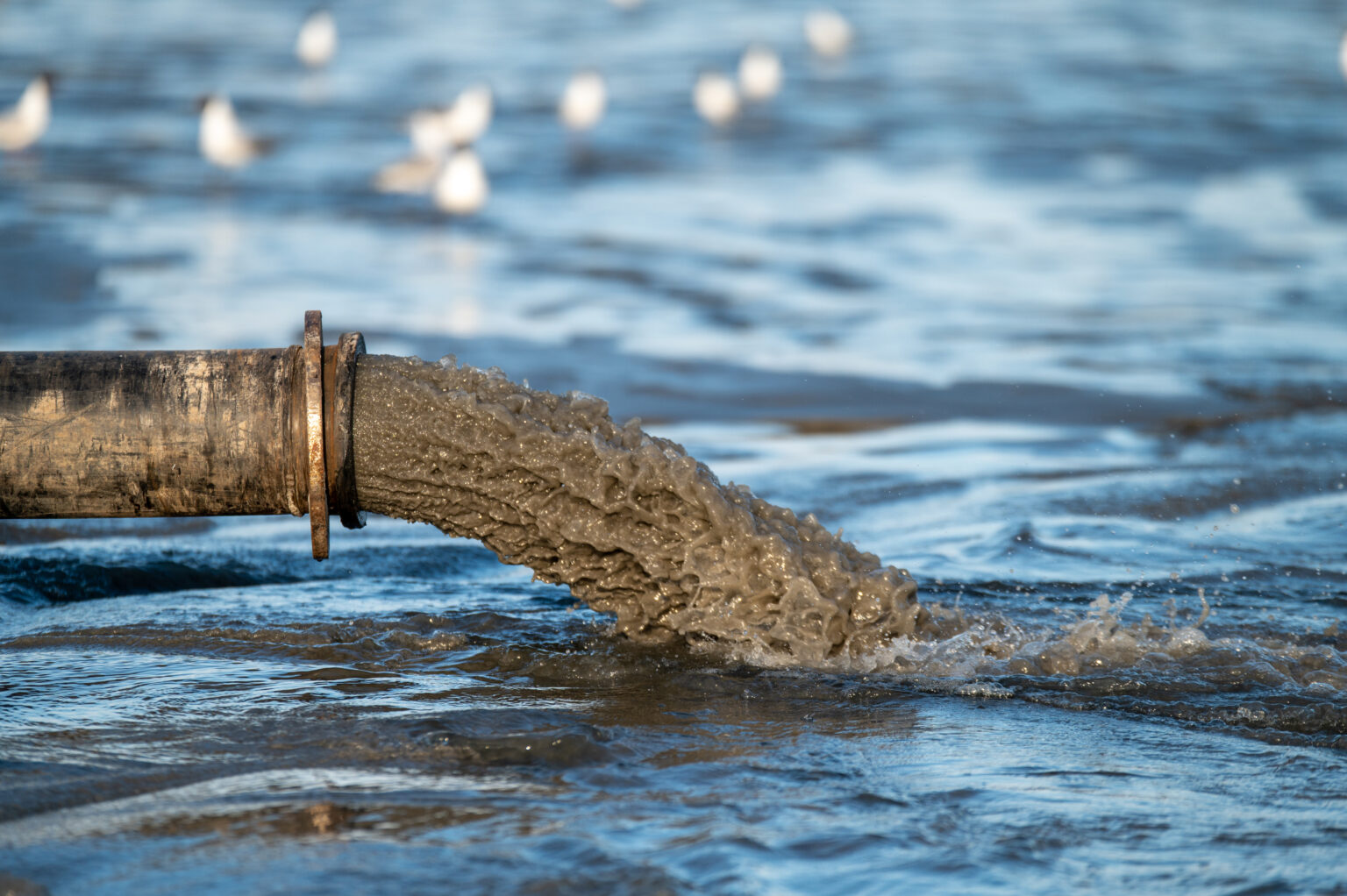 Audit de conformité eau ICPE : canalisation de rejet d'eaux dans un milieu naturel