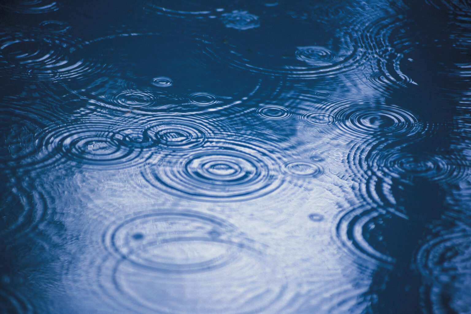 Traitement des eaux pluviales ICPE : gouttes de pluie sur une surface d’eau