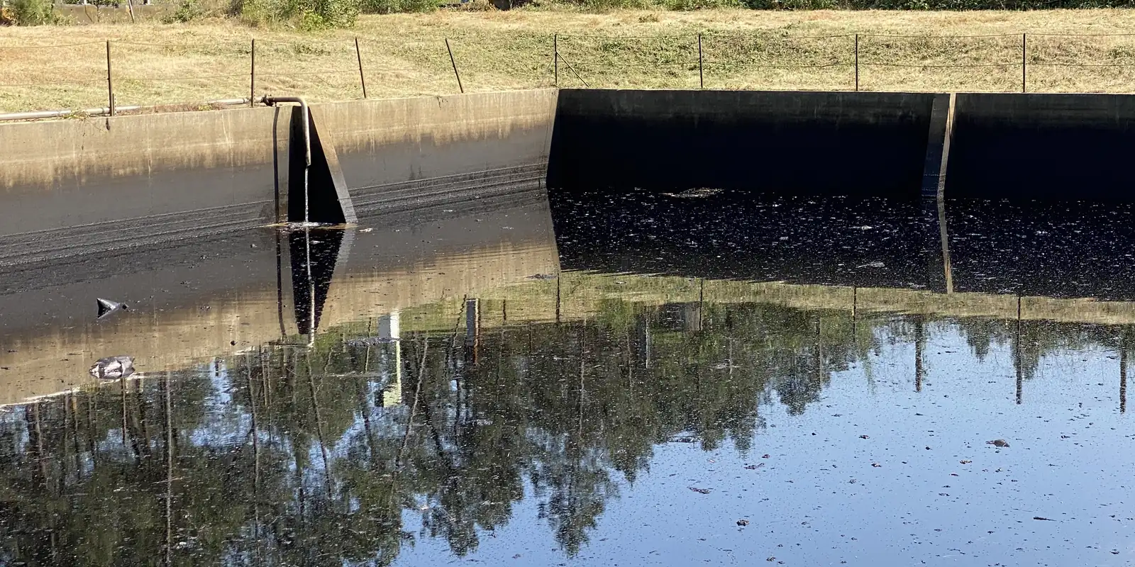 Bassin de décantation industriel en béton sur un site ICPE