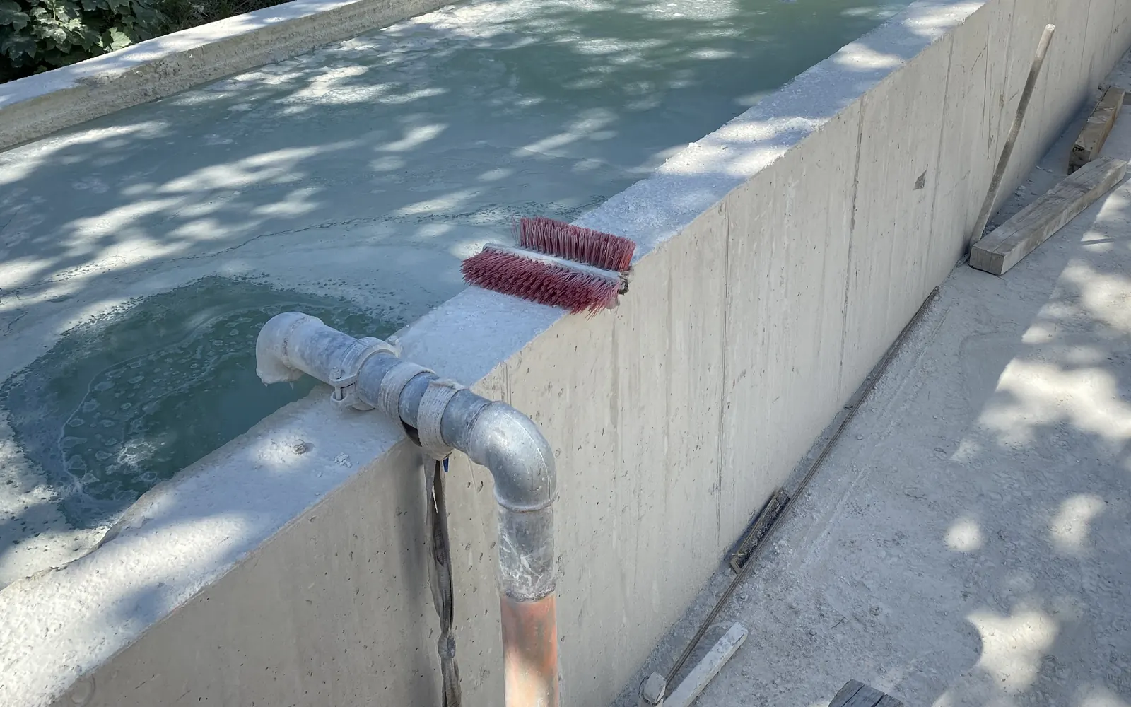 Décanteur industriel en béton armé compartimenté recevant des eaux de process chargées en fines