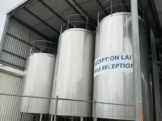 Cuves de réception de lait dans une laiterie : gestion des eaux en contexte ICPE