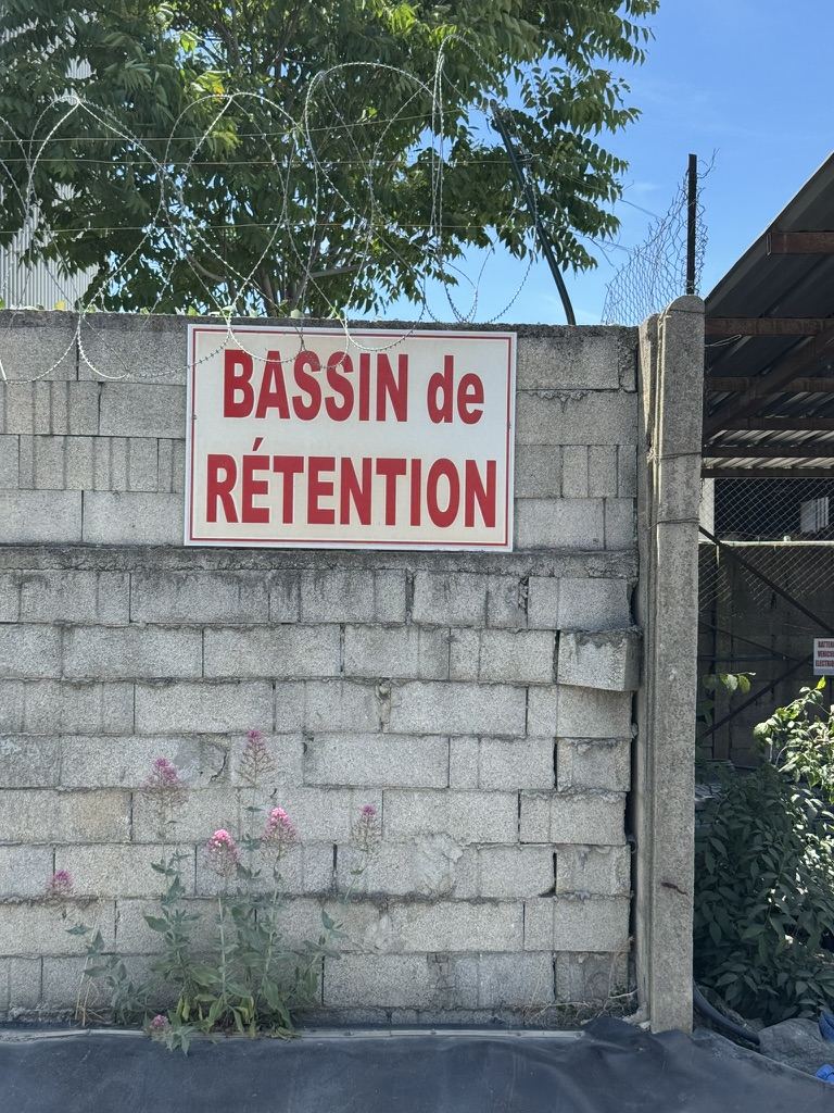 Signalétique d'un bassin de rétention sur un centre VHU