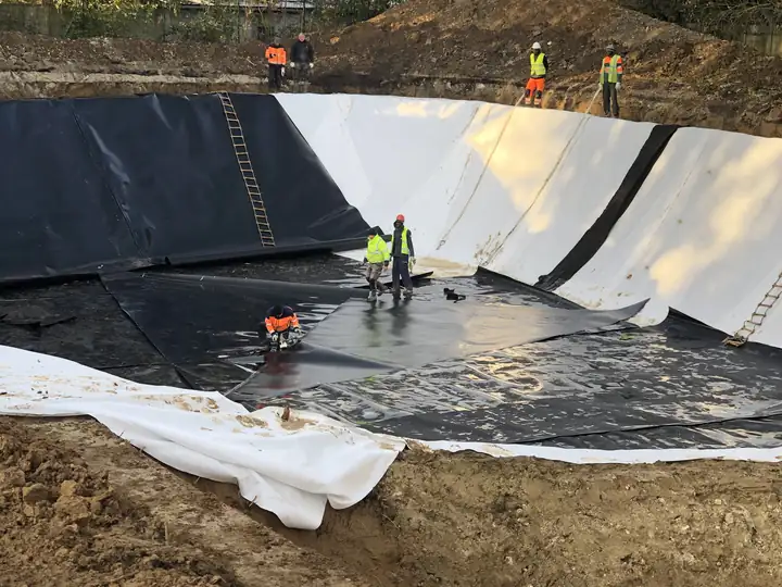 Charte chantier éco-responsable : pose de la géomembrane d'étanchéité du bassin à deux bacs