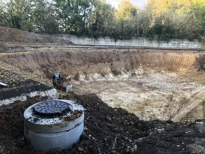 Regard en béton d’un réseau de collecte des eaux pluviales d’un site ICPE