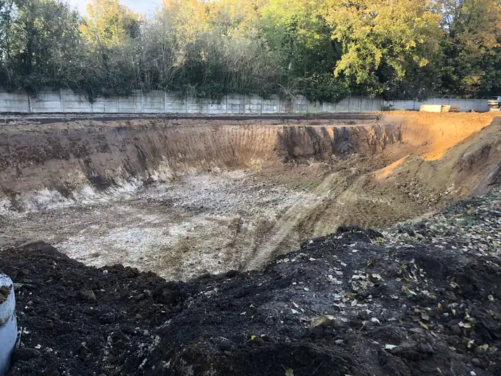 Charte chantier éco-responsable : terrassement d'un bassin à deux bacs, première étape du chantier