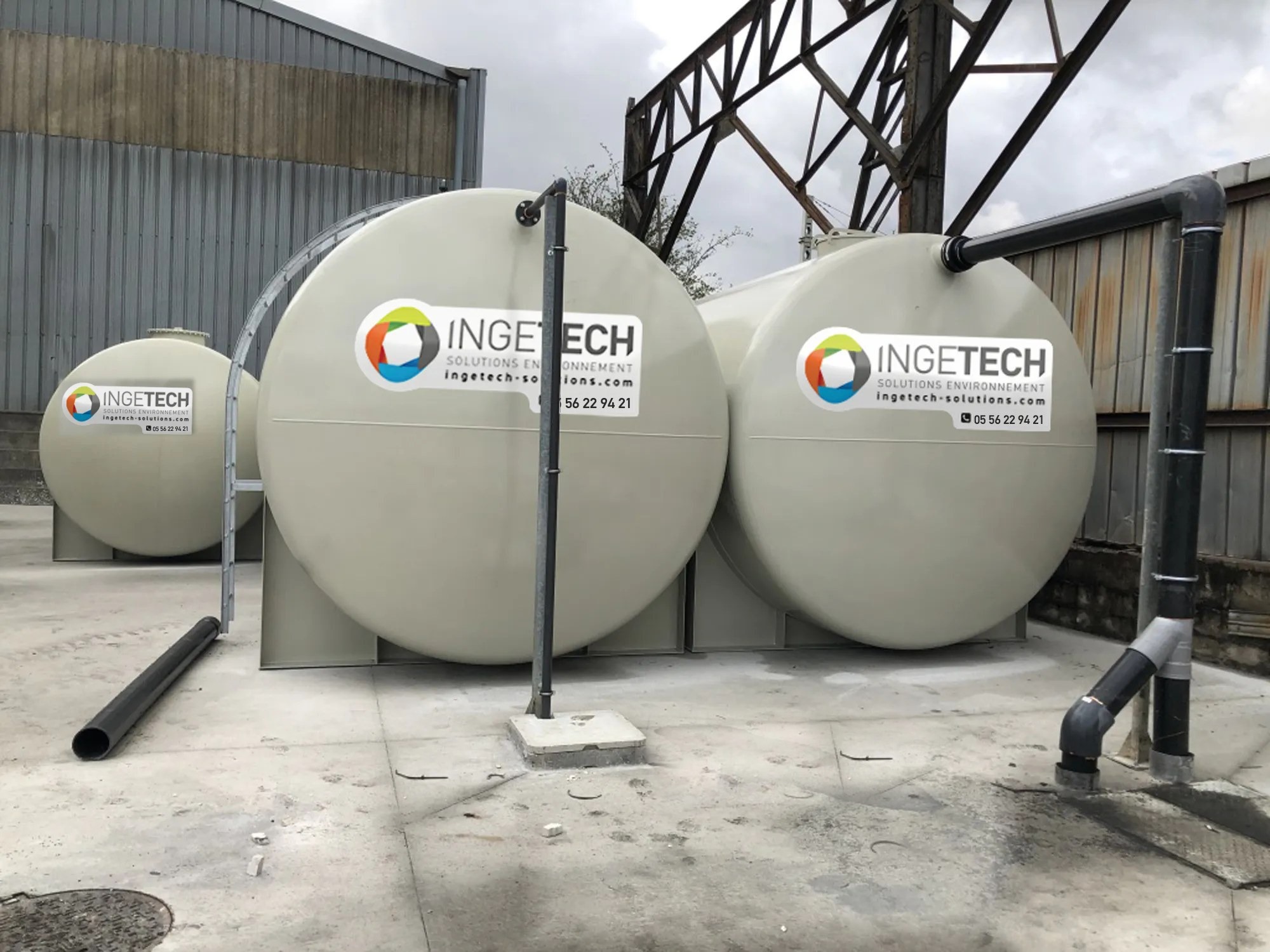 Cuve en acier sur mesure INGETECH : deux cuves installées sur un site industriel