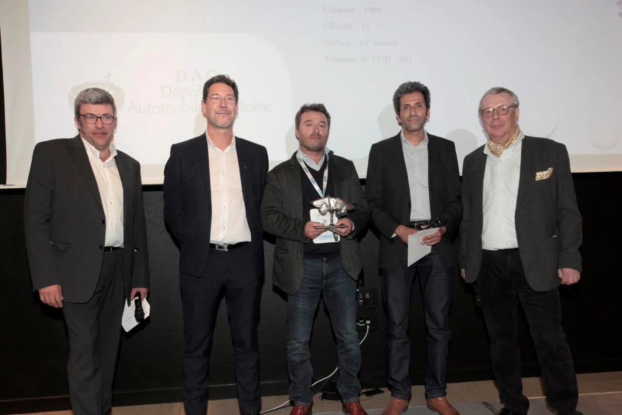 Références primées VHU : soirée des Trophées Auto Recyclage 2021 : François Allain, Frédéric Collignon, Eric Sucra, Zinou Zeglil et Michel Roux autour du trophée de l'Agence de l'Eau remis à DAC