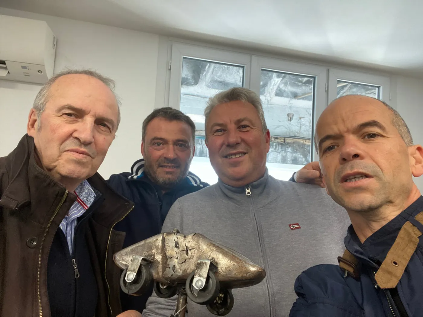 Patrick SAIZ, Eric SUCRA, Pascal SAIZ et Mohamed RIDAOUI avec le trophée Agence de l'Eau 2021 du centre VHU DAC de Chelles