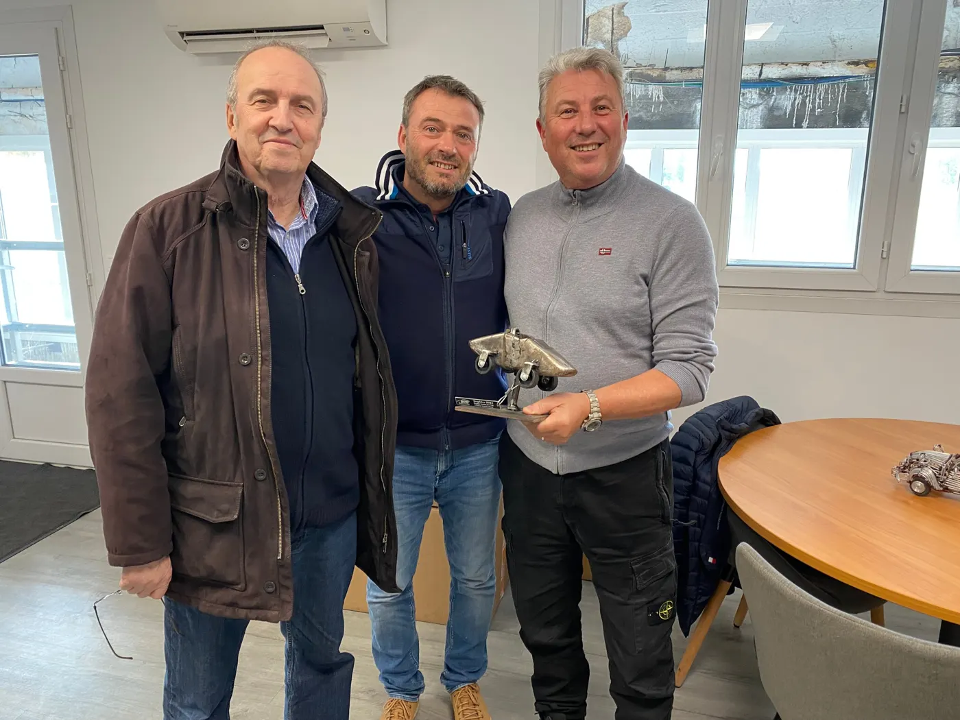 Références primées VHU : Patrick SAIZ, Eric SUCRA et Pascal SAIZ avec le trophée Agence de l'Eau 2021 de DAC, groupe DERICHEBOURG Environnement